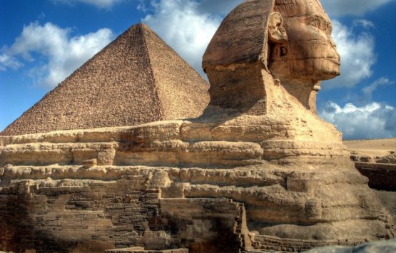 Image of Giza pyramids and Egyptian museum 