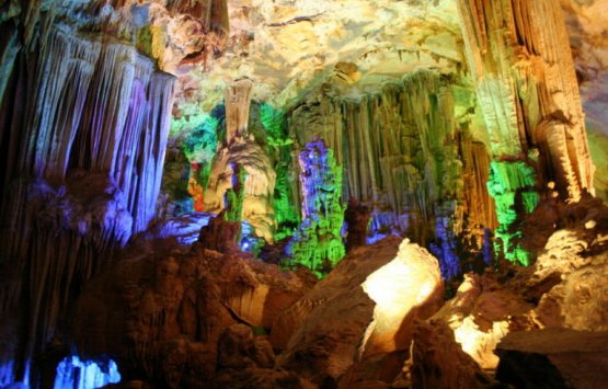 Image of Hang Tra Ang & Paradise Cave Tour