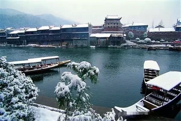 Snow in Fenghuang Ancient Town, China | Synotrip